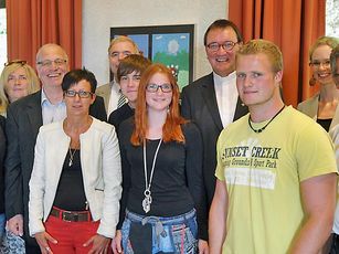 Bischof Hein und sein Visitations-Team inmitten von Schülern und Mitarbeitern des CJD Oberuff - Bild: Andreas Bubrowski