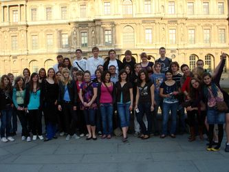 Teilnehmer der Parisfahrt vor dem Louvre
